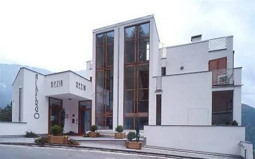 Hotel Rezia contacts